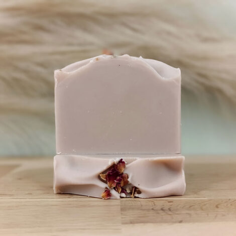 Savon surgras au parfum envoutant et fleuri et à l’argile rose.