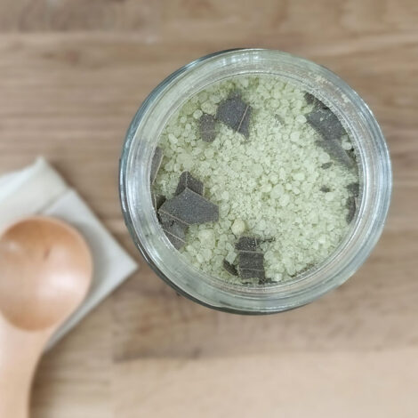 Mélange pour le bain à base de sel de mer et de sel d’Epsom, d’argile marine et d’huile essentielle d’eucalyptus et de tea tree.